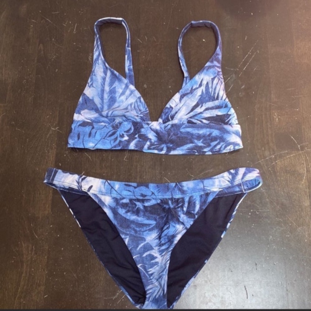 Billabong TwoPiece Bikini: Top & Bottom Size S: Blue Palm Tree Print: WORN ONCE